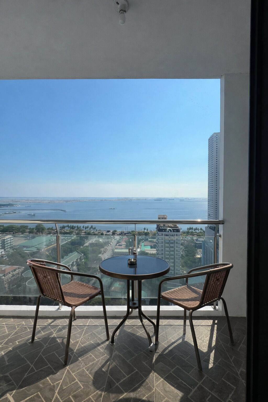 Deluxe King 1 Bedroom w/Balcony Bayview Netflix | Terrace/patio