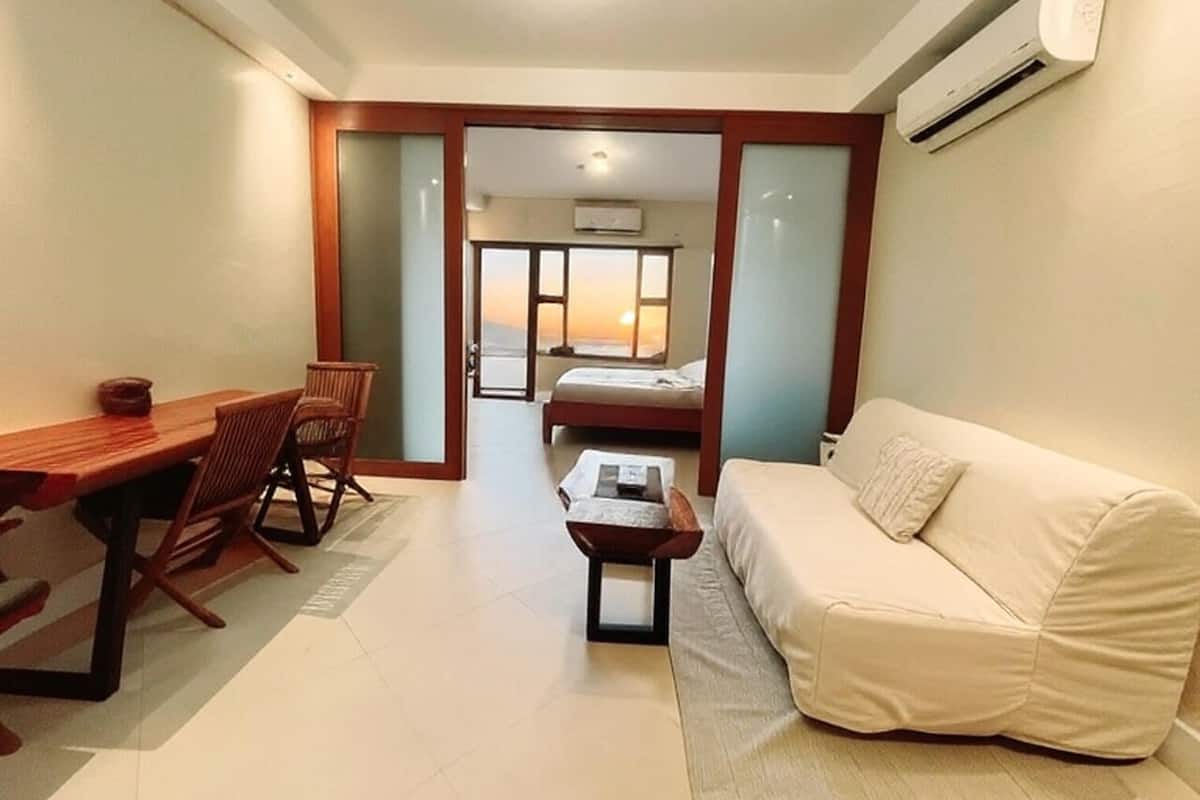Suite junior, 1 cama King size y sofá cama, aire acondicionado, vista a la bahía | 1 habitación, ropa de cama de alta calidad y edredón