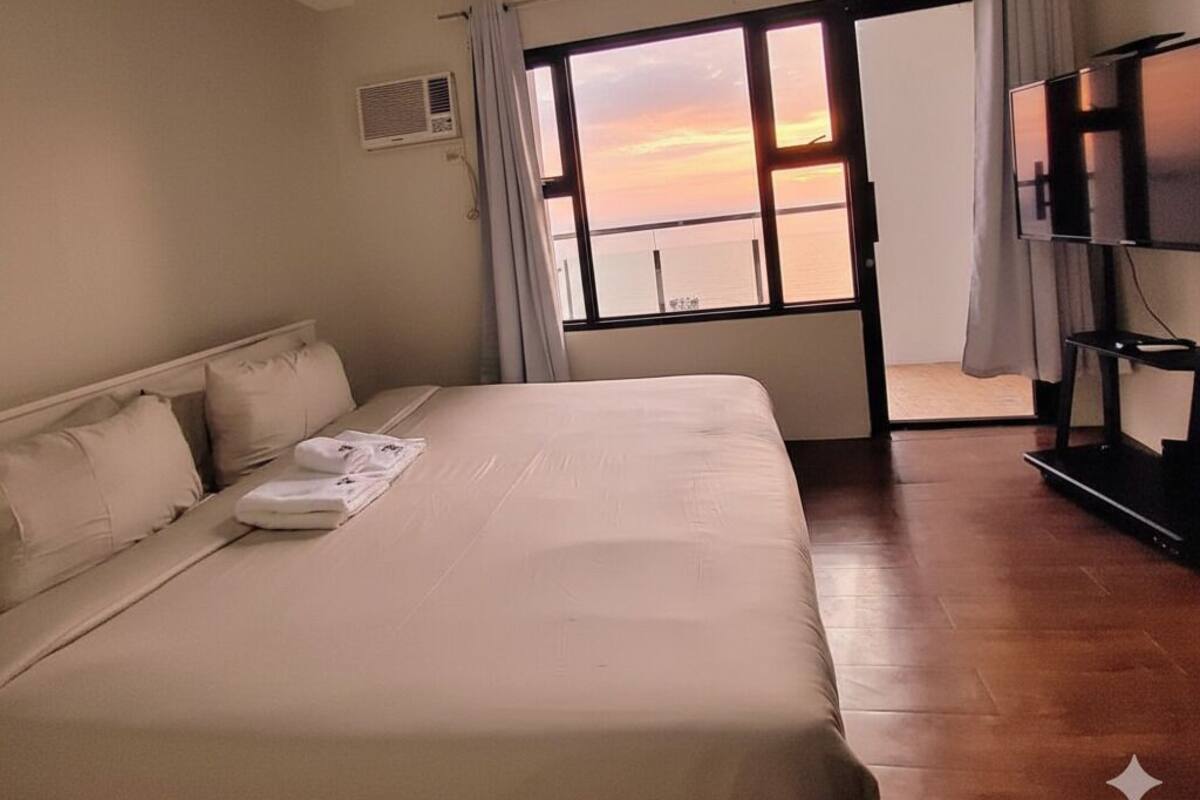 Superior King 1 Bedroom w/Balcony Bayview Netflix | Premium bedding, down comforters, memory foam beds, minibar