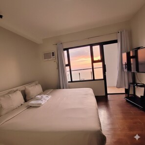 Egyptian cotton sheets, premium bedding, down comforters - Manila Bayview Luxury Rental (Manila)