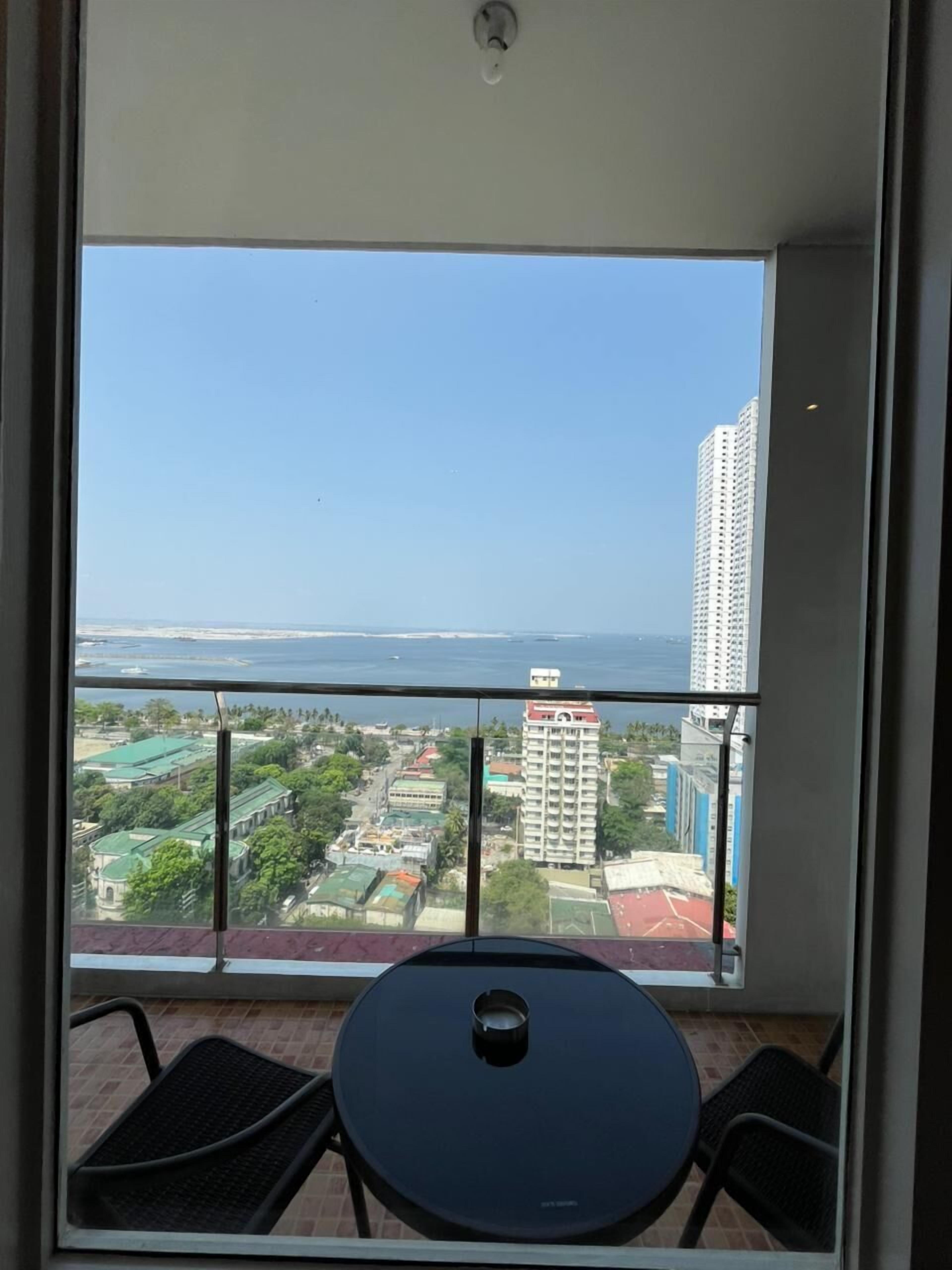 Un balcón con vistas a la ciudad y al mar.