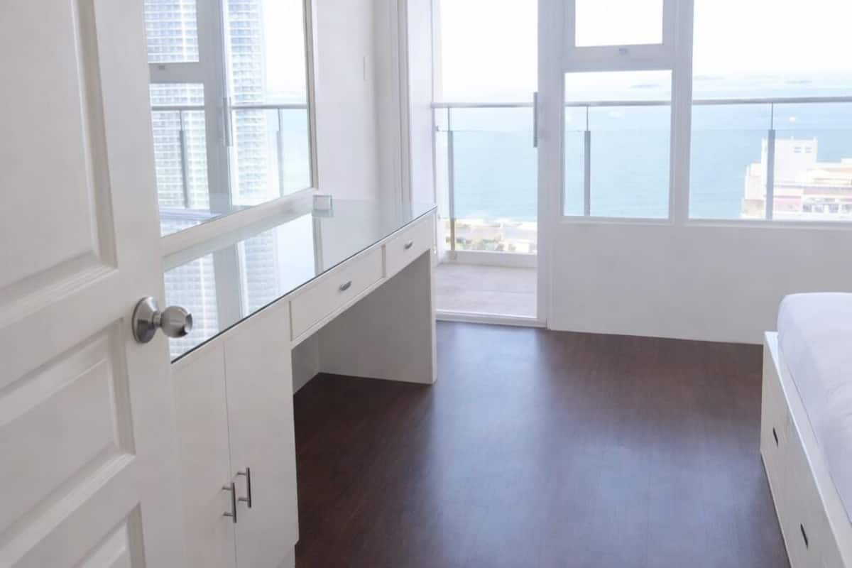 Deluxe King 1 Bedroom w/Balcony Bayview Netflix | Egyptian cotton sheets, premium bedding, down duvets, memory-foam beds