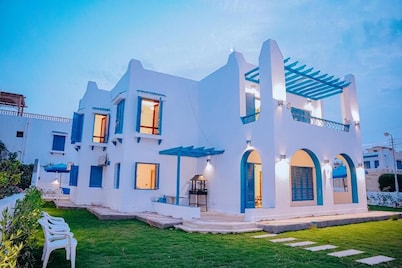 Modern 4 bedrooms Villa with private pool & garden In Tunis village 