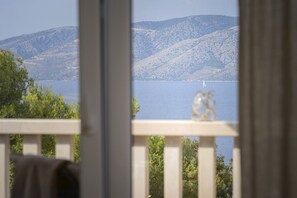 Ein Balkon mit Blick auf einen See und Berge.