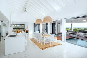 Villa | Privékeuken | Een koelkast met diepvriezer, een microgolfoven, een oven, een kookplaat