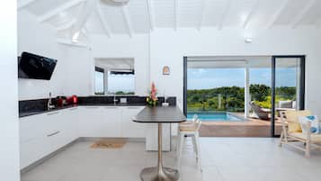 La villa DELUXE - CORALIA | Dapur pribadi | Lemari es besar, microwave, oven, dan kompor