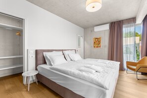 4 bedrooms, iron/ironing board, free WiFi, bed sheets