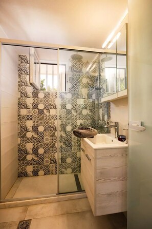 Dusche, Haartrockner, Handtücher, Seife
