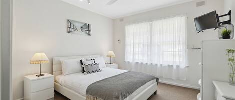 2 slaapkamers, een strijkplank/strijkijzer, gratis wifi, beddengoed