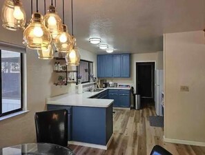 Fridge, microwave, oven, stovetop - Private hse on 25 acre vineyard with stunning views of rolling country hills. (Somerset)