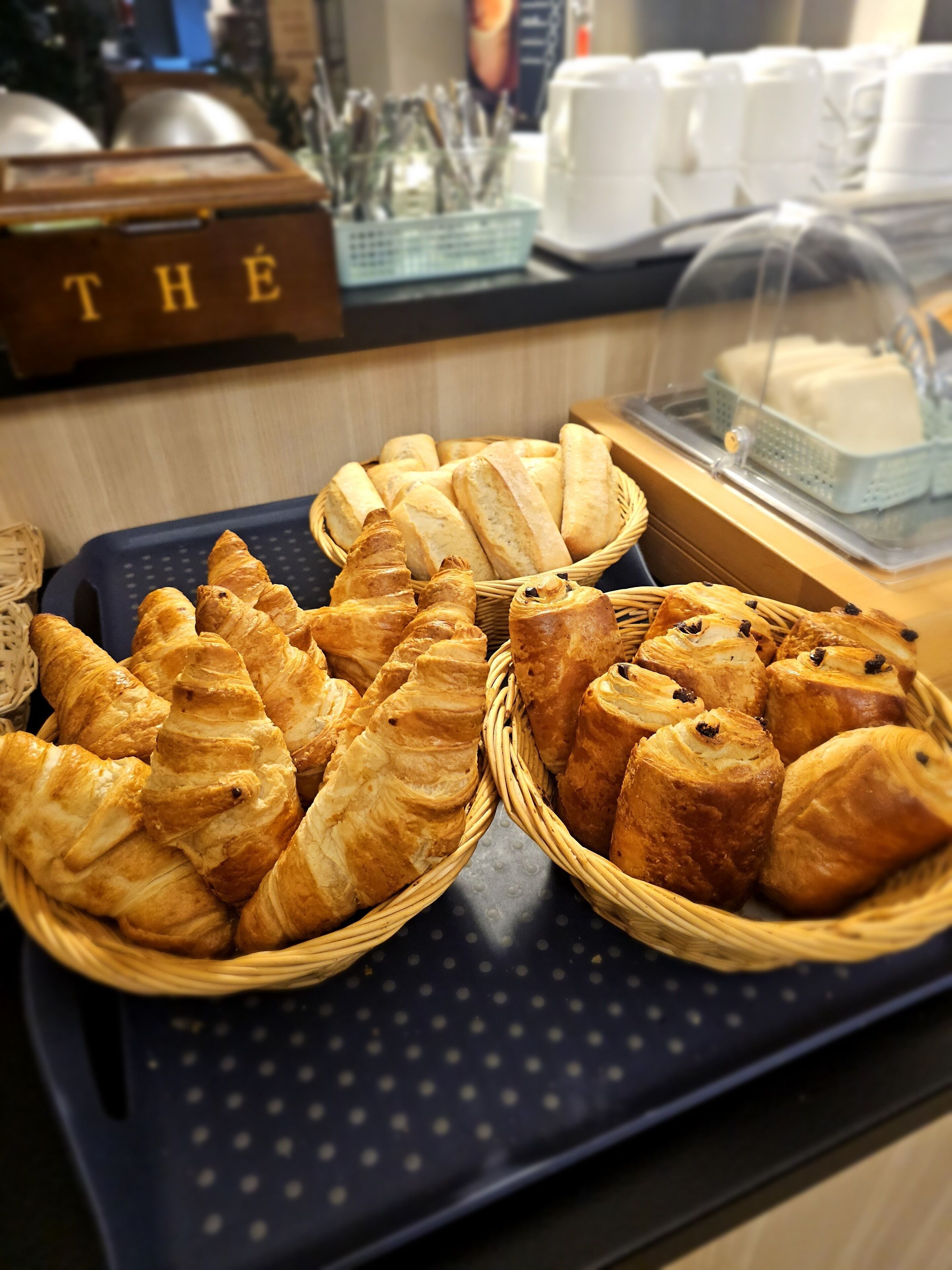 Mostra de forn amb diferents tipus de pa i pastissos.