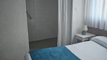 Chambre Double Standard, accessible aux personnes à mobilité réduite | Wi-Fi gratuit