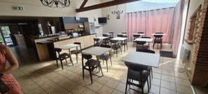Daily buffet breakfast for a fee - HOTEL RESTAURANT DU LAC (Graulhet)
