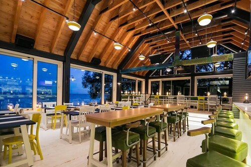 20 m from Sandbanks ~ Family-friendly ~ 2-story ~ 3-bedroom ~2-bath century home