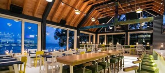 20 m from Sandbanks ~ Family-friendly ~ 2-story ~ 3-bedroom ~2-bath century home