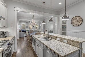 Kylskåp, mikrovågsugn, ugn och spishäll