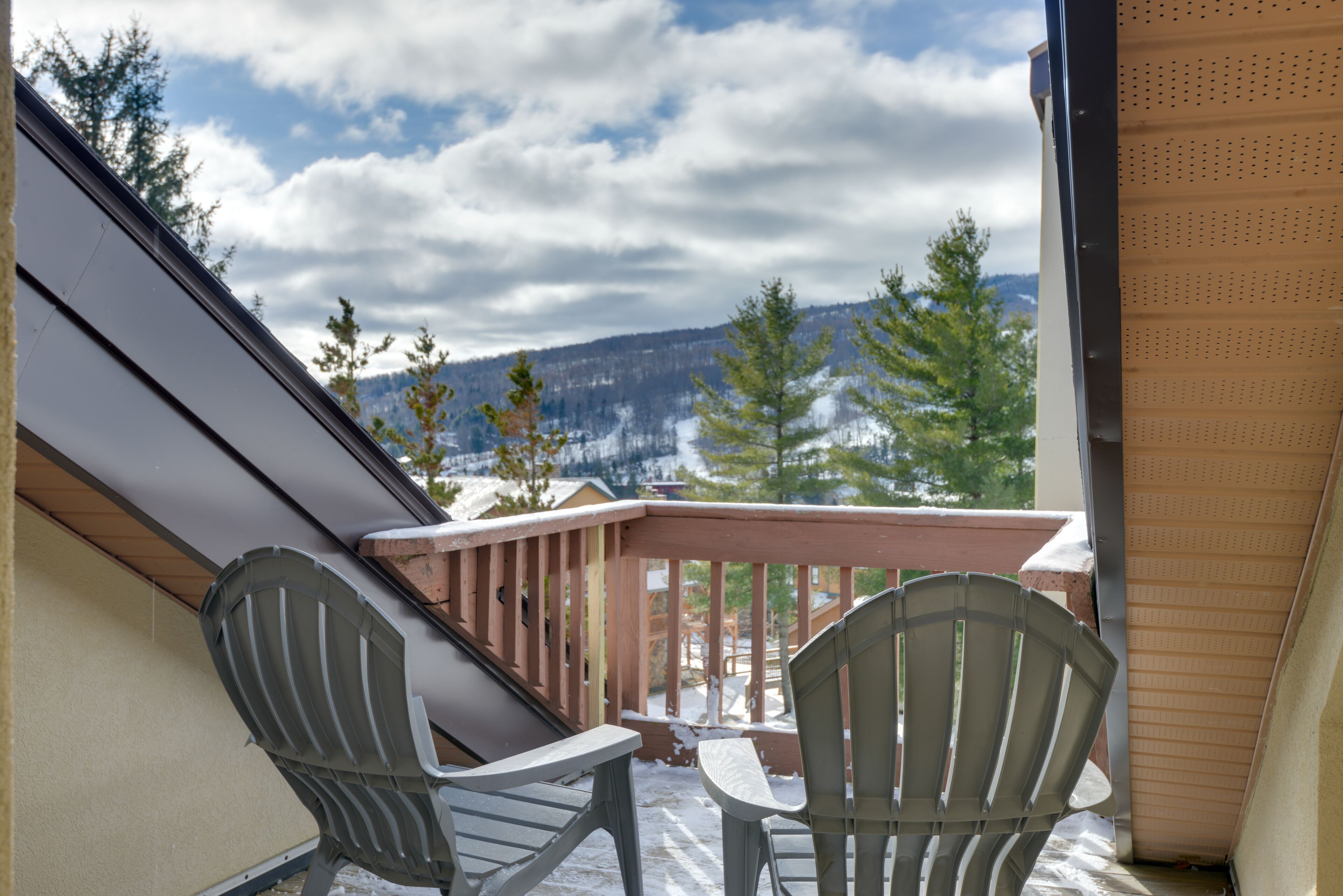 West Dover Condo w/ Fireplace: Half Mi to Mt. Snow