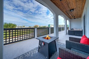 Terrace/patio - Billiards & Beaches by Avantstay Cart Boardwalk + Pool Table (Port Aransas)