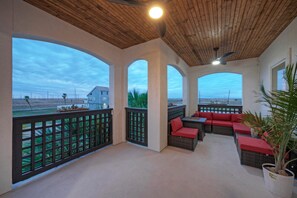 Terrace/patio - Billiards & Beaches by Avantstay Cart Boardwalk + Pool Table (Port Aransas)