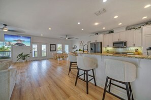 Interior - Billiards & Beaches by Avantstay Cart Boardwalk + Pool Table (Port Aransas)