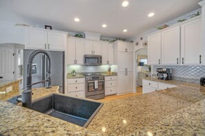 House (4 Bedrooms) | Private kitchen - Billiards & Beaches by Avantstay Cart Boardwalk + Pool Table (Port Aransas)