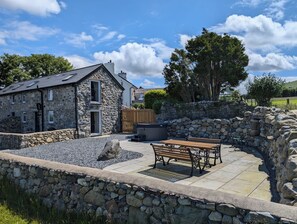 Outdoor dining - Horseshoe Cottage historic gem near Snowdonia.

 (Pontllyfni)