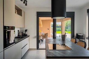 Een koelkast, een microgolfoven, een oven, een kookplaat