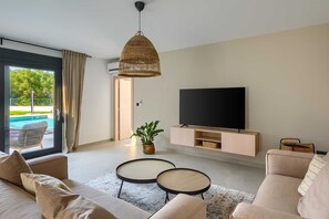 TV connectée, cheminée, jeux vidéo, table de tennis de table