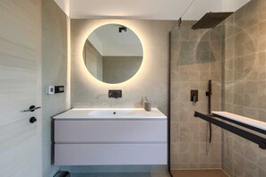 Een douche, een haardroger, een bidet, handdoeken