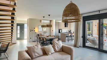 Een smart-tv, een open haard, videogames en een tafeltennistafel