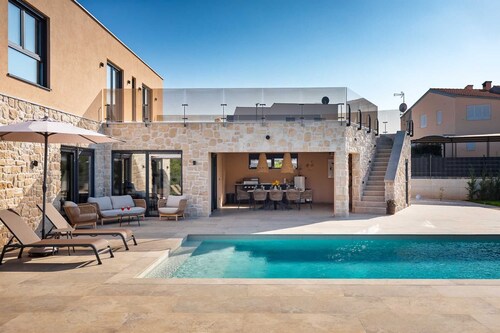 Stilvolle 4-Schlafzimmer-Villa mit Pool