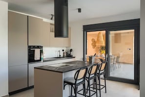 Frigorifero, microonde, forno, piano cottura