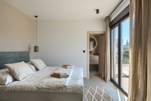 4 chambres, coffres-forts dans les chambres, fer et planche à repasser