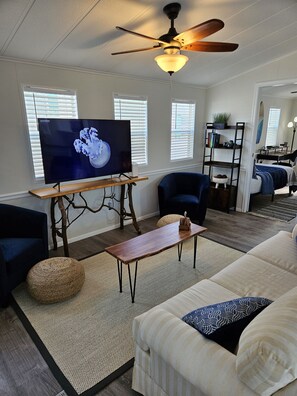 2 bedrooms, desk, iron/ironing board, free WiFi - Beach House with Golf Cart! 2 Bedroom, Sleeps 6. Excellent location! (Jensen Beach)