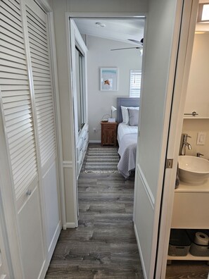 2 habitaciones, escritorio, tabla de planchar con plancha y wifi gratis 