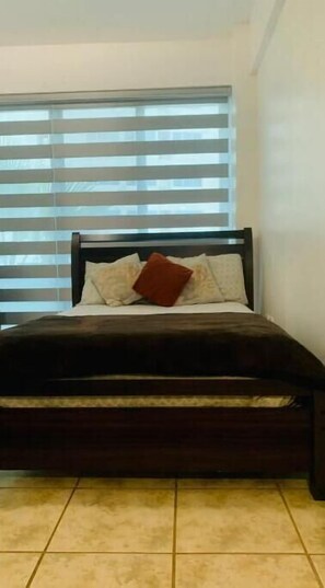 3 habitaciones, tabla de planchar con plancha y ropa de cama
