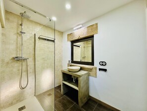 Douche, serviettes fournies