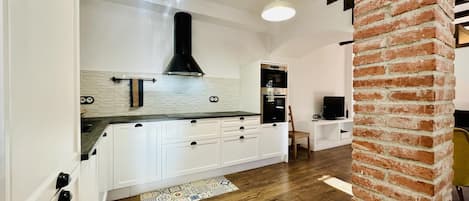 Kühlschrank, Mikrowelle, Ofen, Geschirrspüler