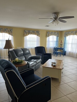 Living area - Lakefront Guesthouse on 230 Acres - Very Private - Connect with Nature in style! (Umatilla)