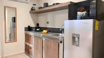 Family Studio Suite, 1 King Bed | Private kitchen