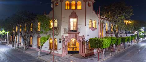 Vista frontal de la propiedad