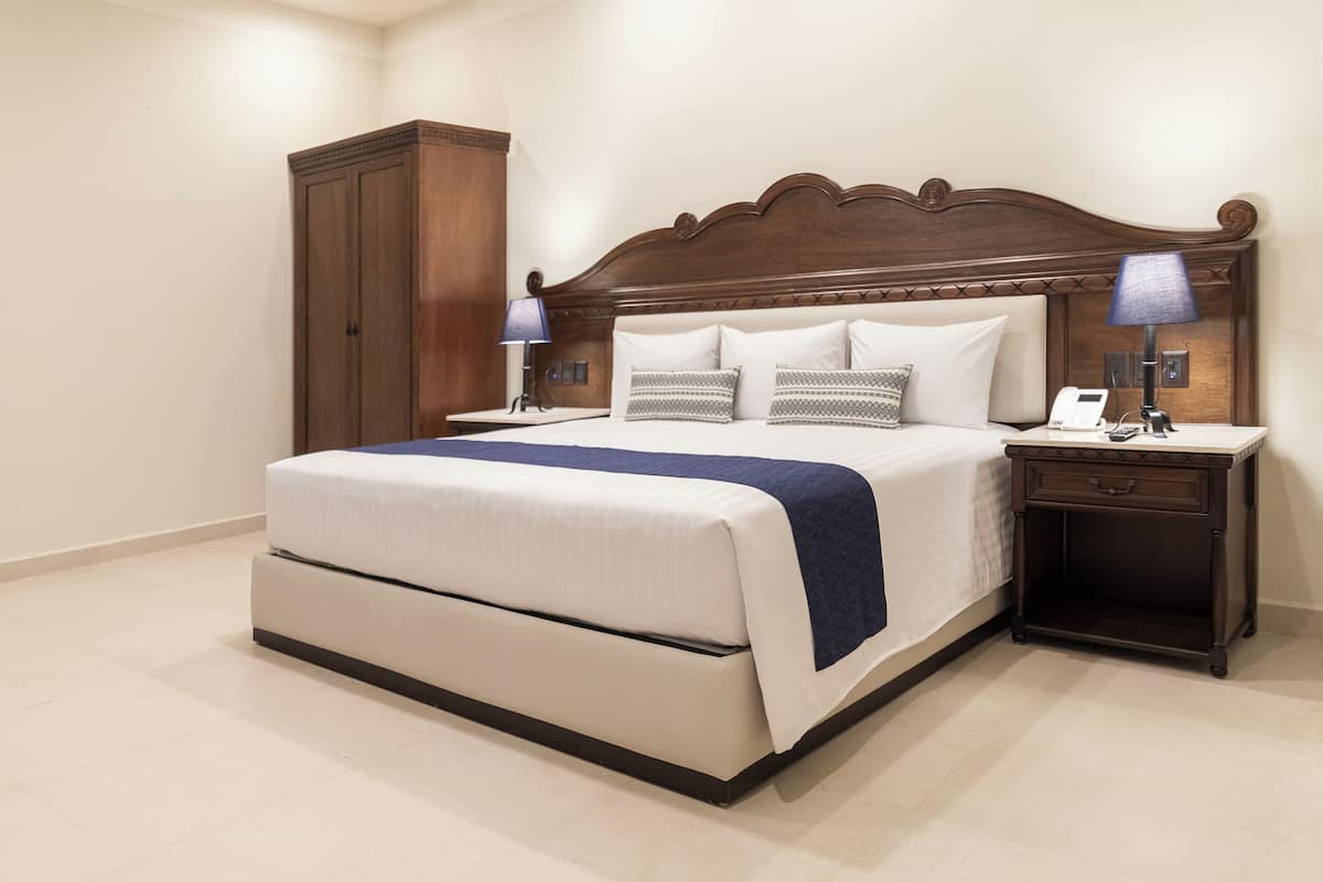 Master Suite | Free WiFi, bed sheets