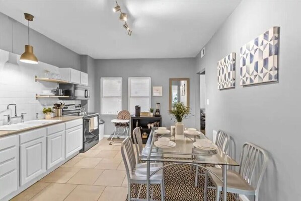 Private kitchen - Sleep 5 Pet&Baby Laundry near Hospitals cta (Indianapolis)