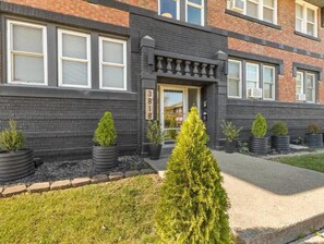 Exterior detail - Pet&Baby Friendly 2BR w/ in-unit Laundry WIFI ctc (Indianapolis)