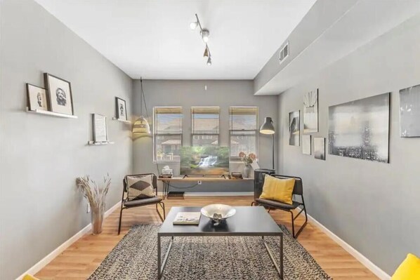 Interior - PetFriendly 2BR Convenient to Stadium&Downtown (Indianapolis)