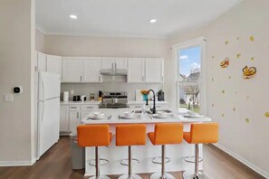 Private kitchen - 3BR City Chic: Modern Apt Best Location dlc (Indianapolis)