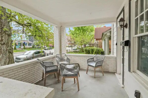 Terrace/patio - Pink on Delaware, Spacious 2BR Downtown Indy (Indianapolis)