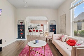 Living area - Pink on Delaware, Spacious 2BR Downtown Indy (Indianapolis)