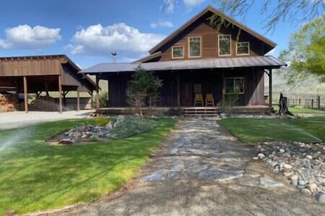 Exterior. Charming Methow Valley Home-Private and Near to Activities