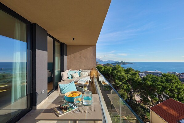 Unclassified image, 1 of 31, button